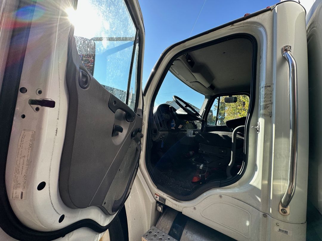 2015 FREIGHTLINER M2 Box Truck - Image 21